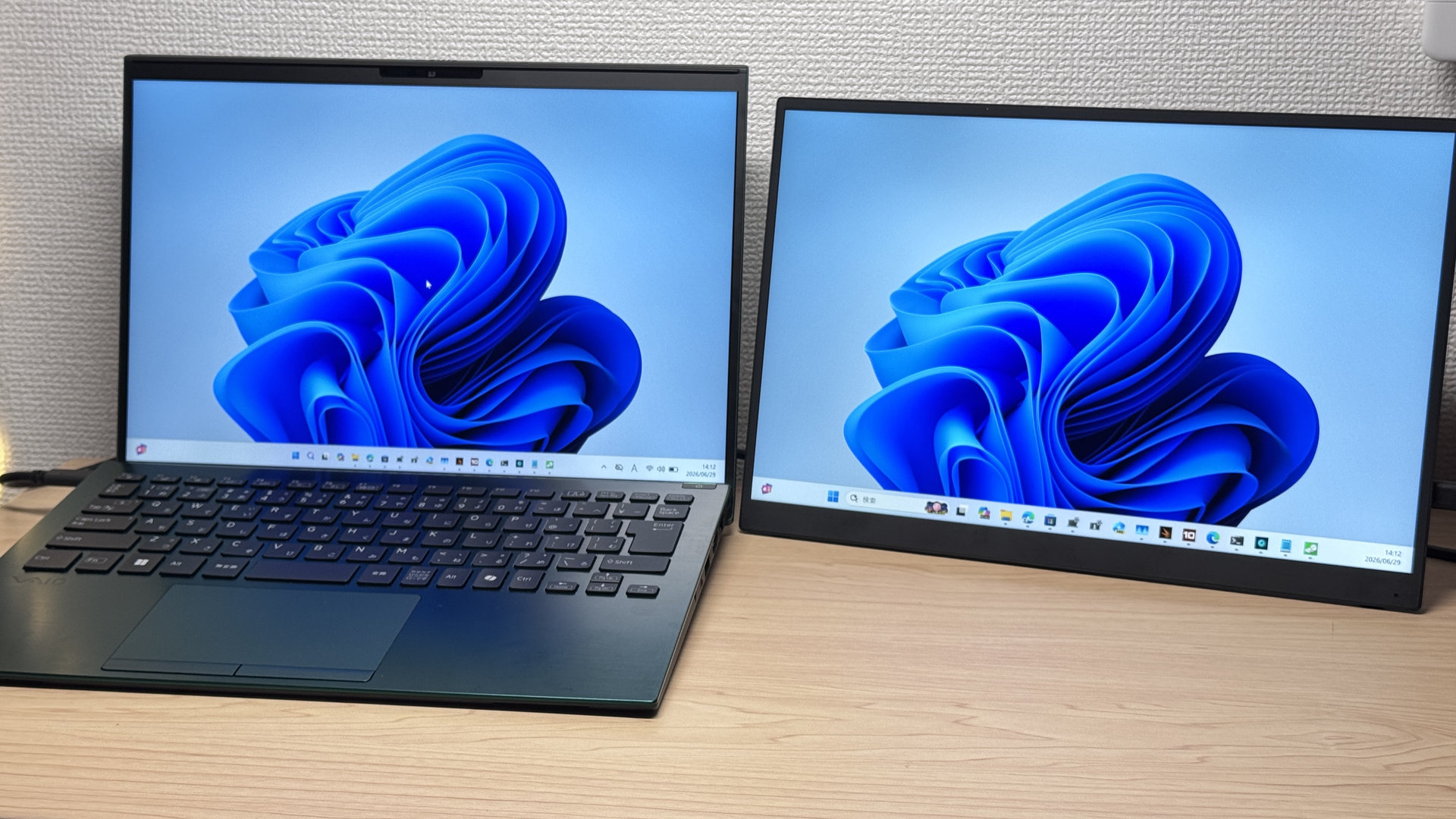 ノートPCの右にサブモニターとして配置したスタイル