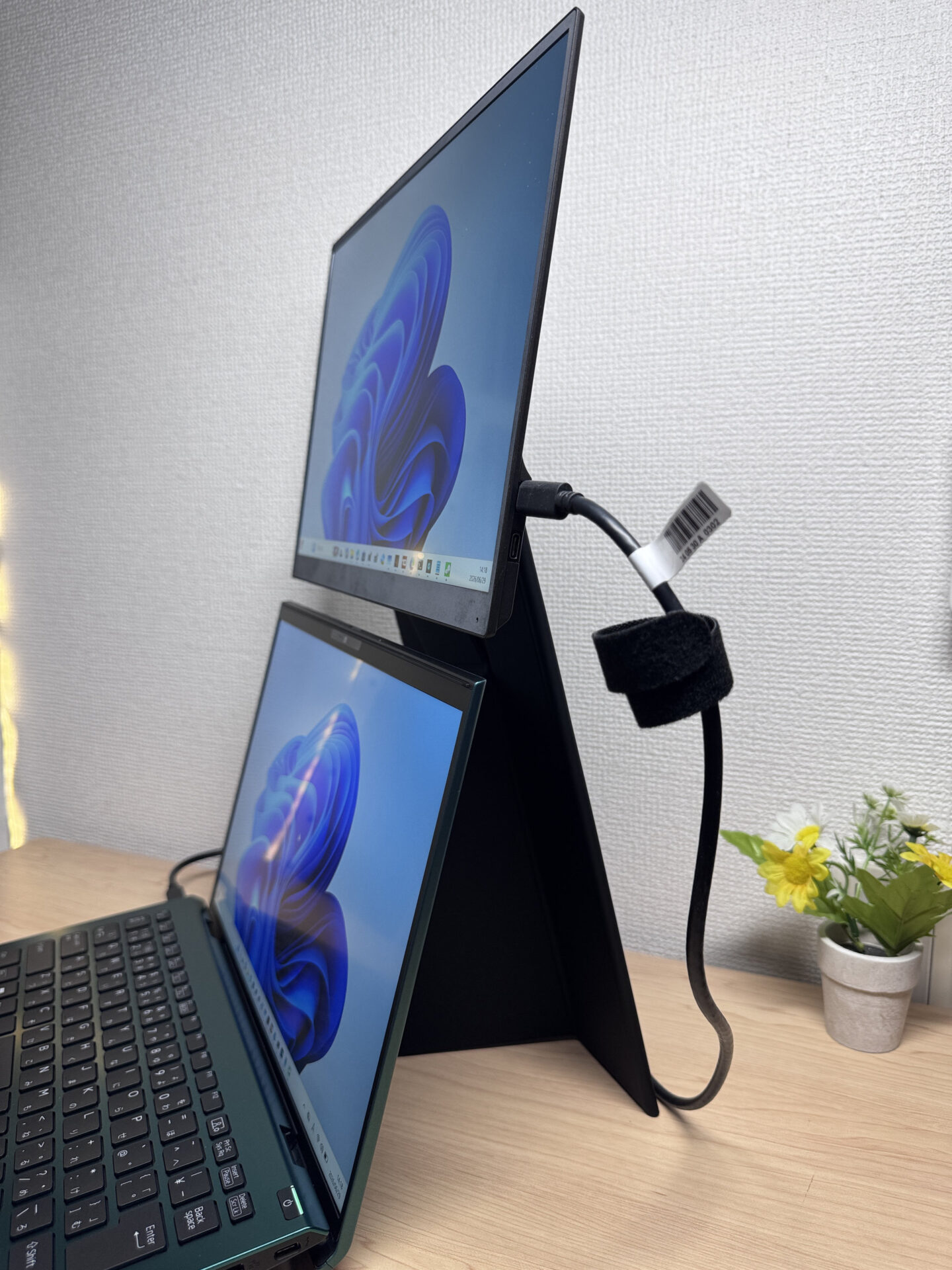 上下2画面スタンドを横から見たところ