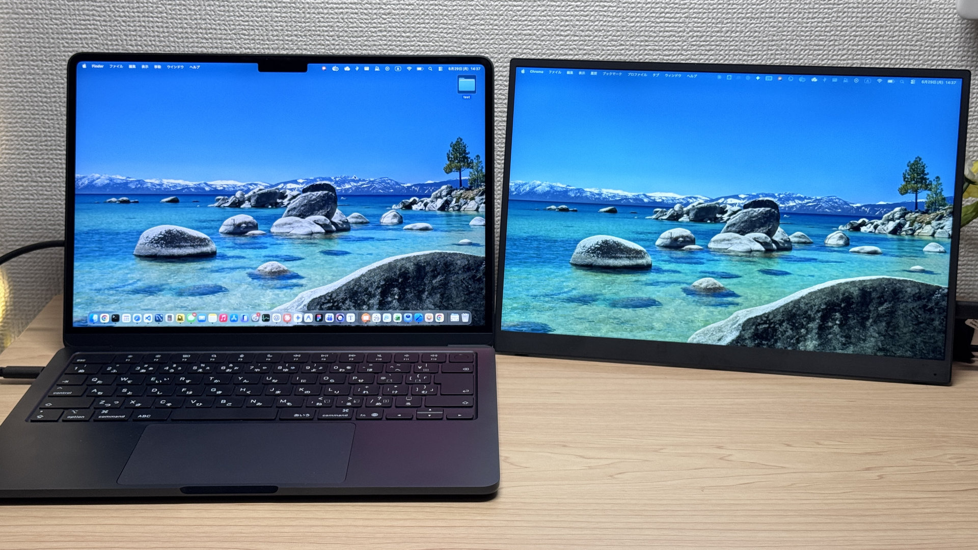 MacBook Airと並べた発色（湖の壁紙）