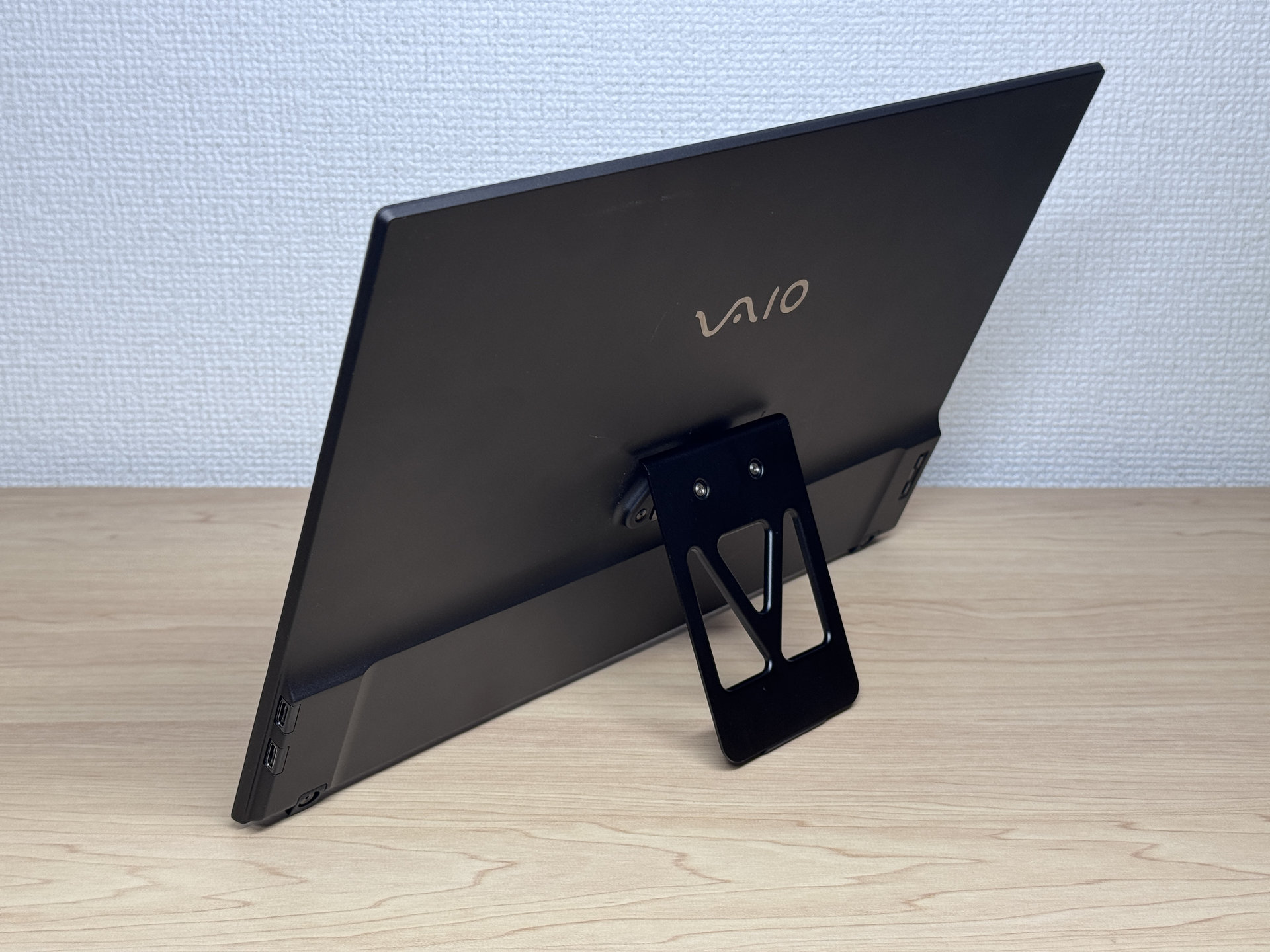 背面のVAIOロゴと内蔵キックスタンド