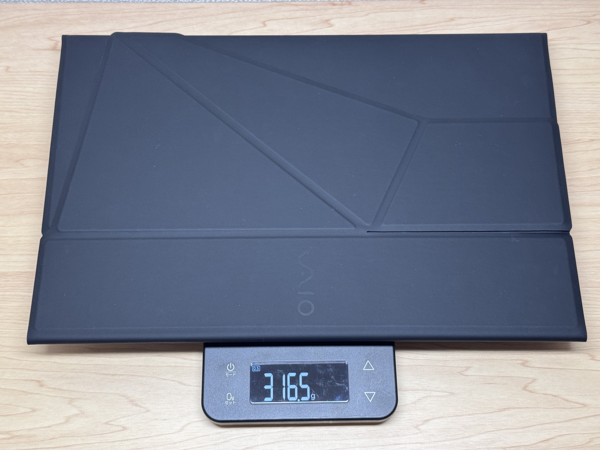 カバースタンドの重量を計測している様子（316.5g）
