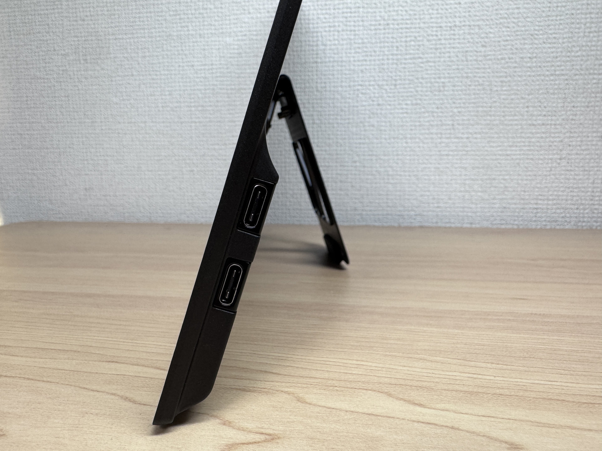 側面のUSB-Cポート2つ