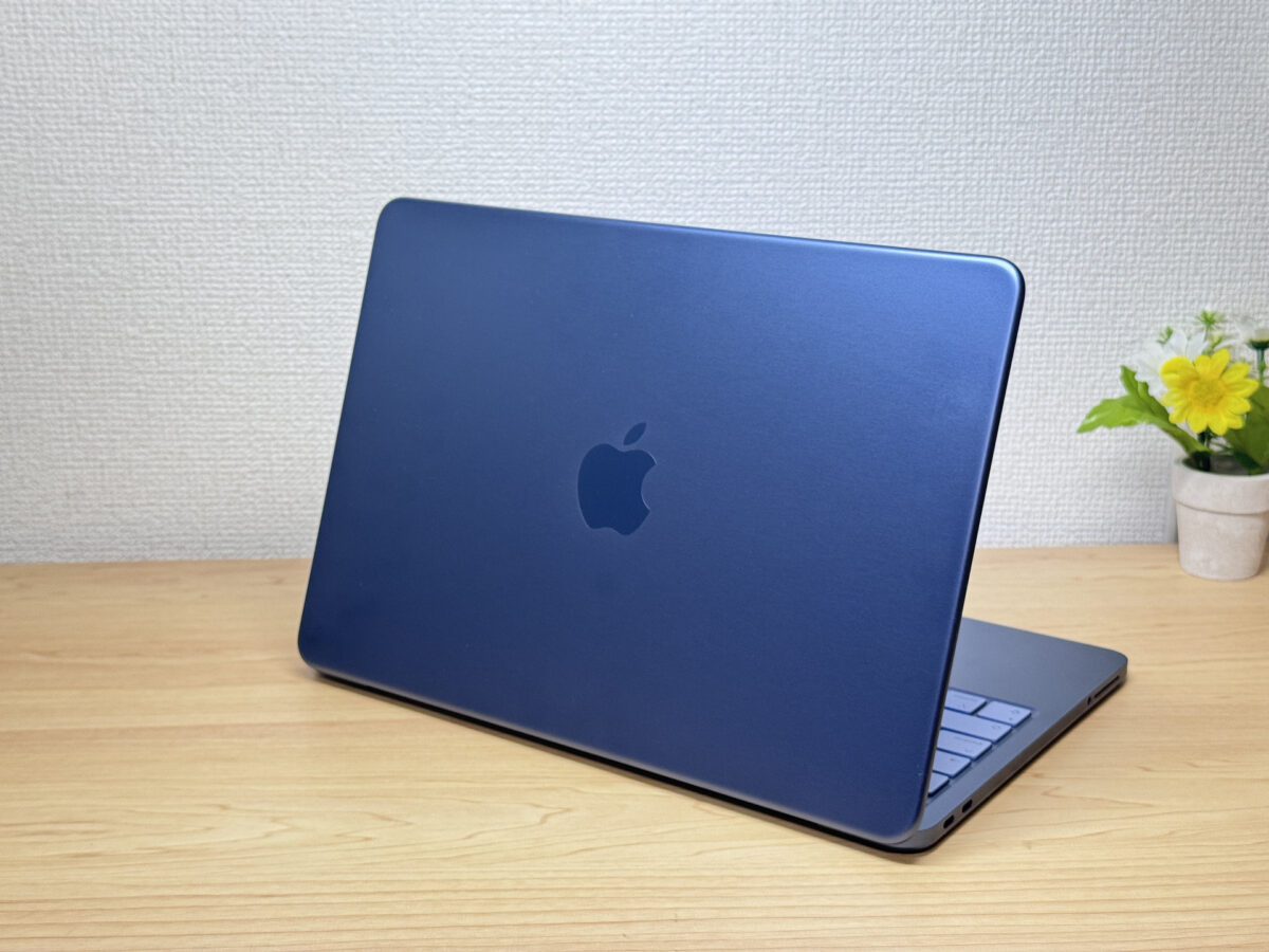 MacBook Neo 背面全体