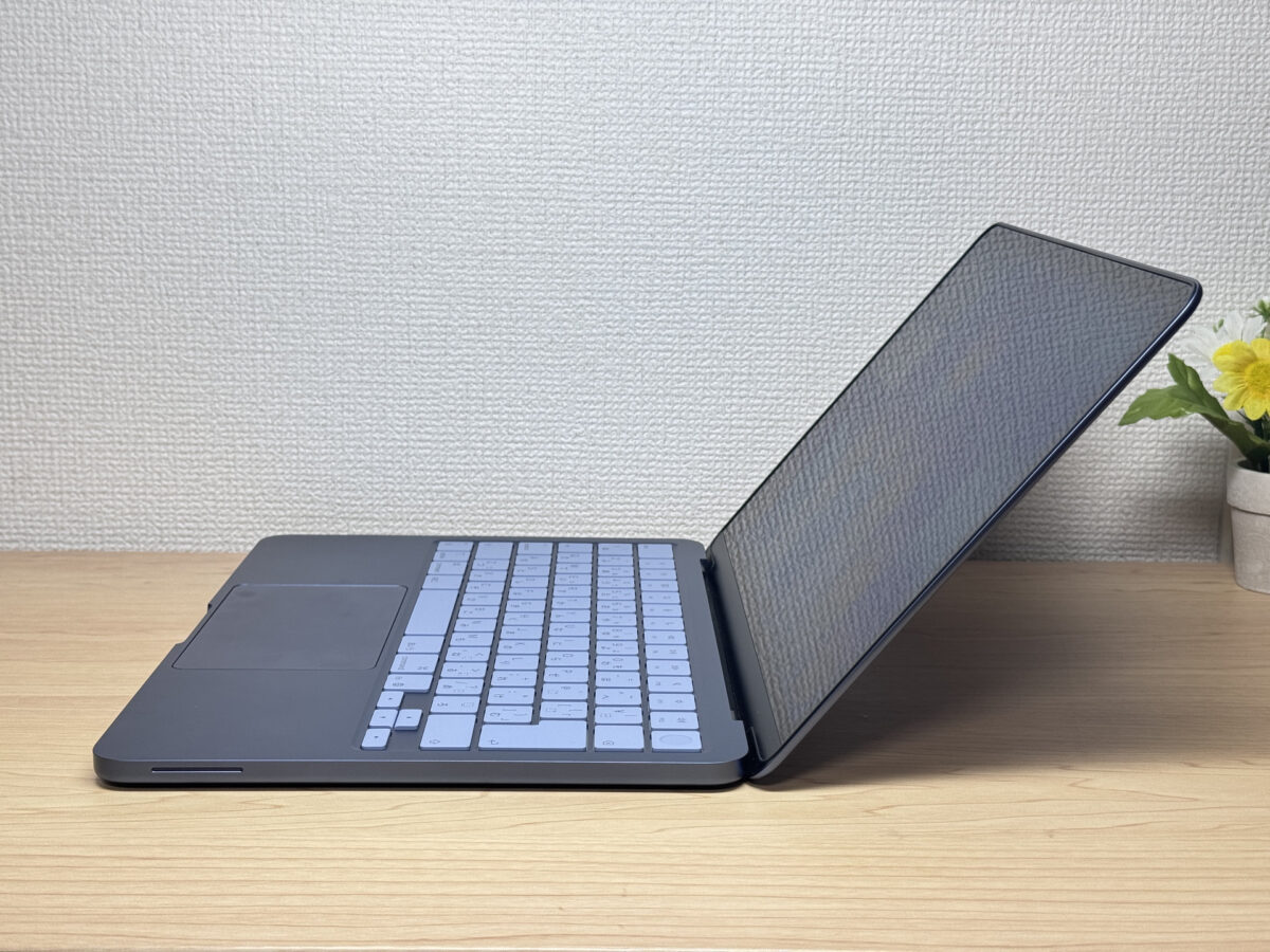 MacBook Neo カバー開閉時の角度