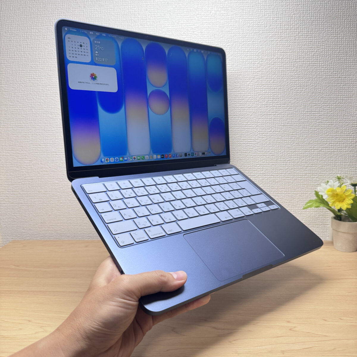 MacBook Neo 片手持ちの様子