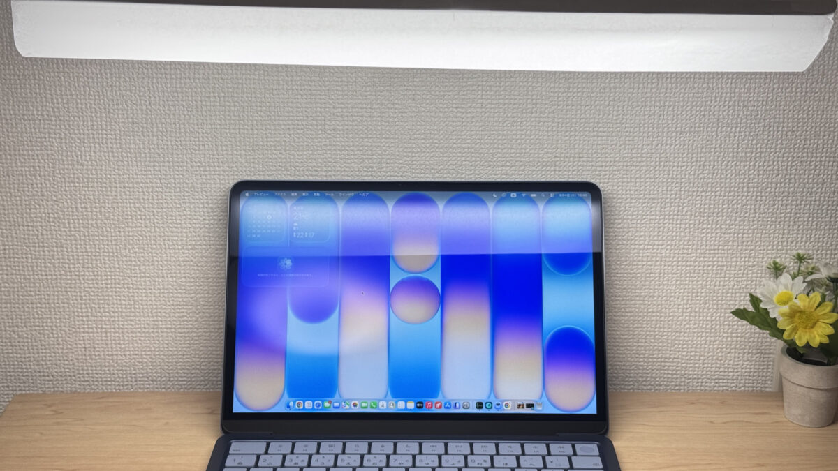 MacBook Neo 蛍光灯の映り込み確認