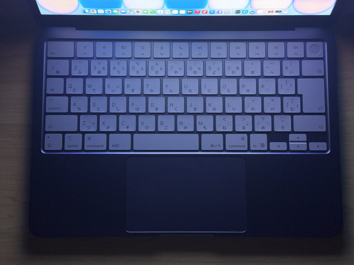 MacBook Neo バックライト非搭載の確認