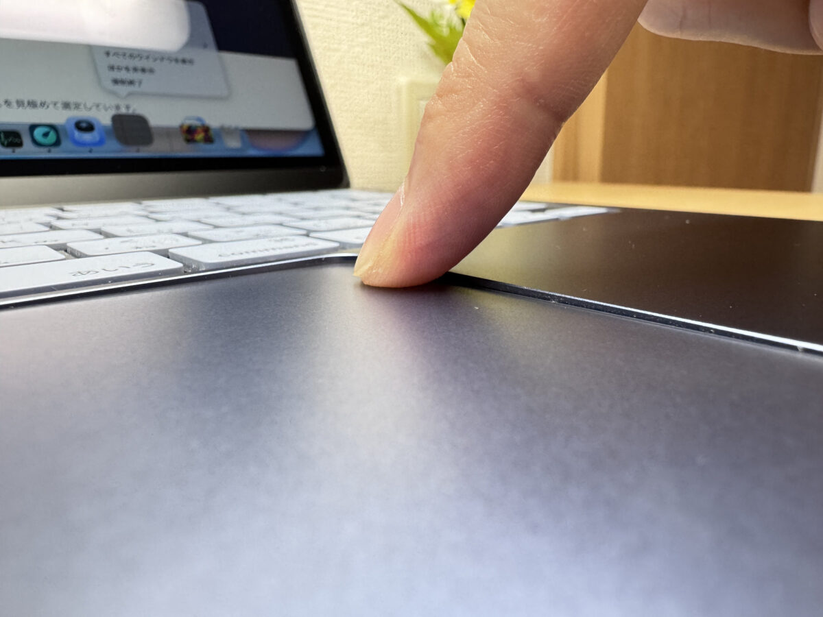 MacBook Neo トラックパッド上部の押し込み