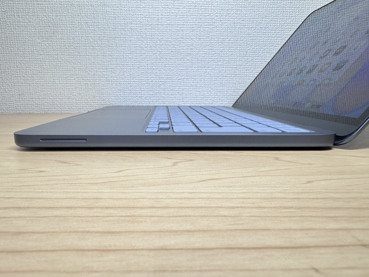 MacBook Neo 右側面