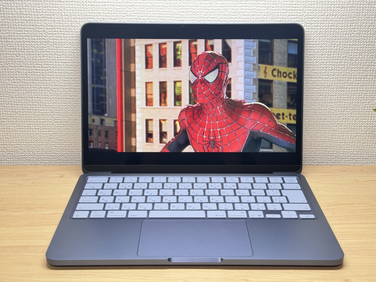MacBook Neo で動画を再生する様子