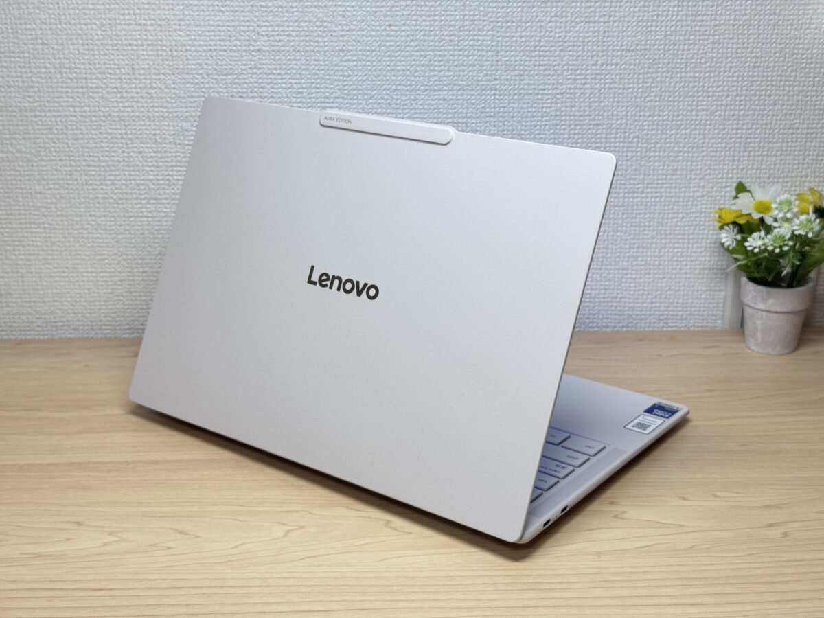 天板のLenovoロゴ