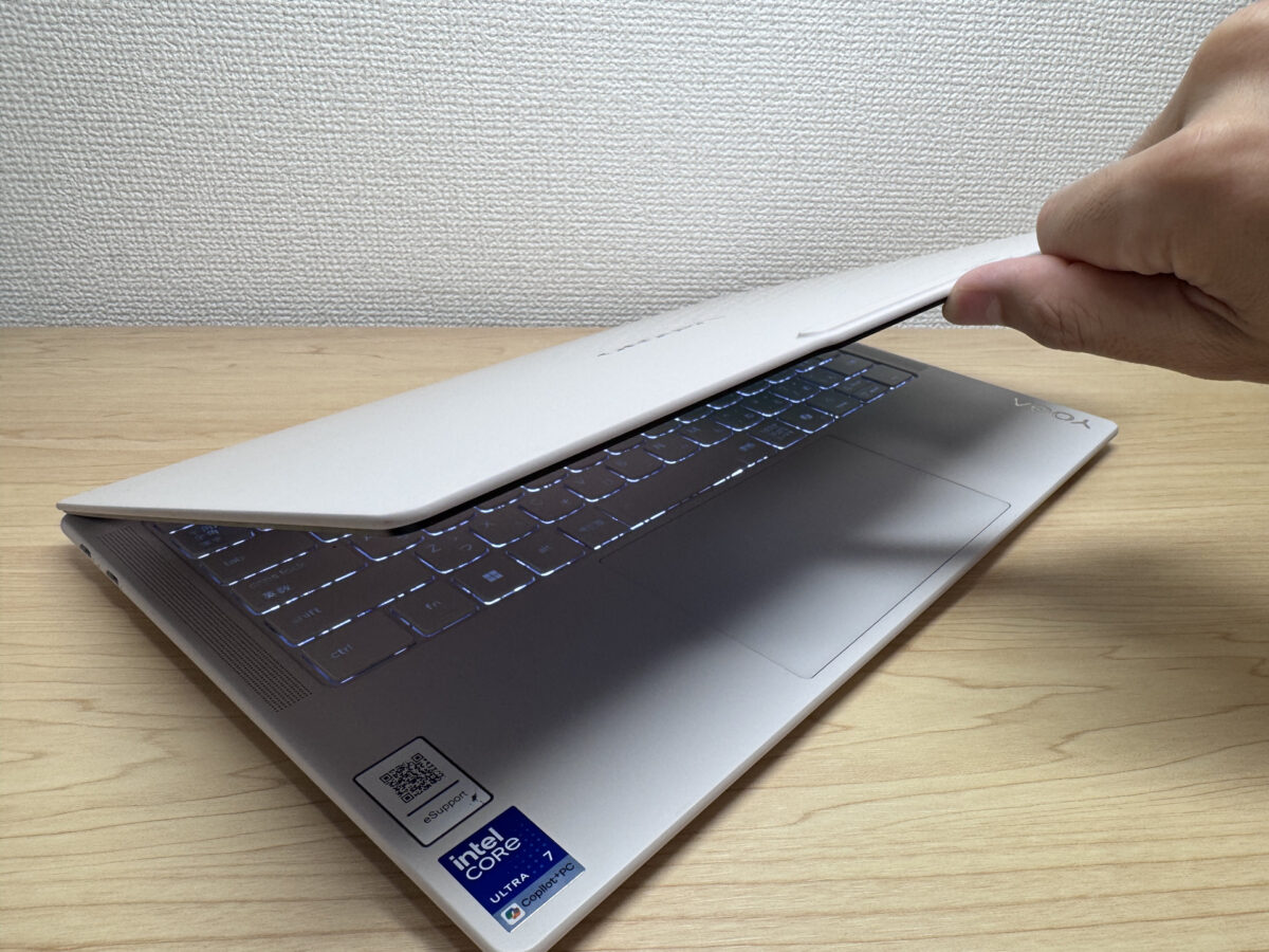 カバーを開ける様子