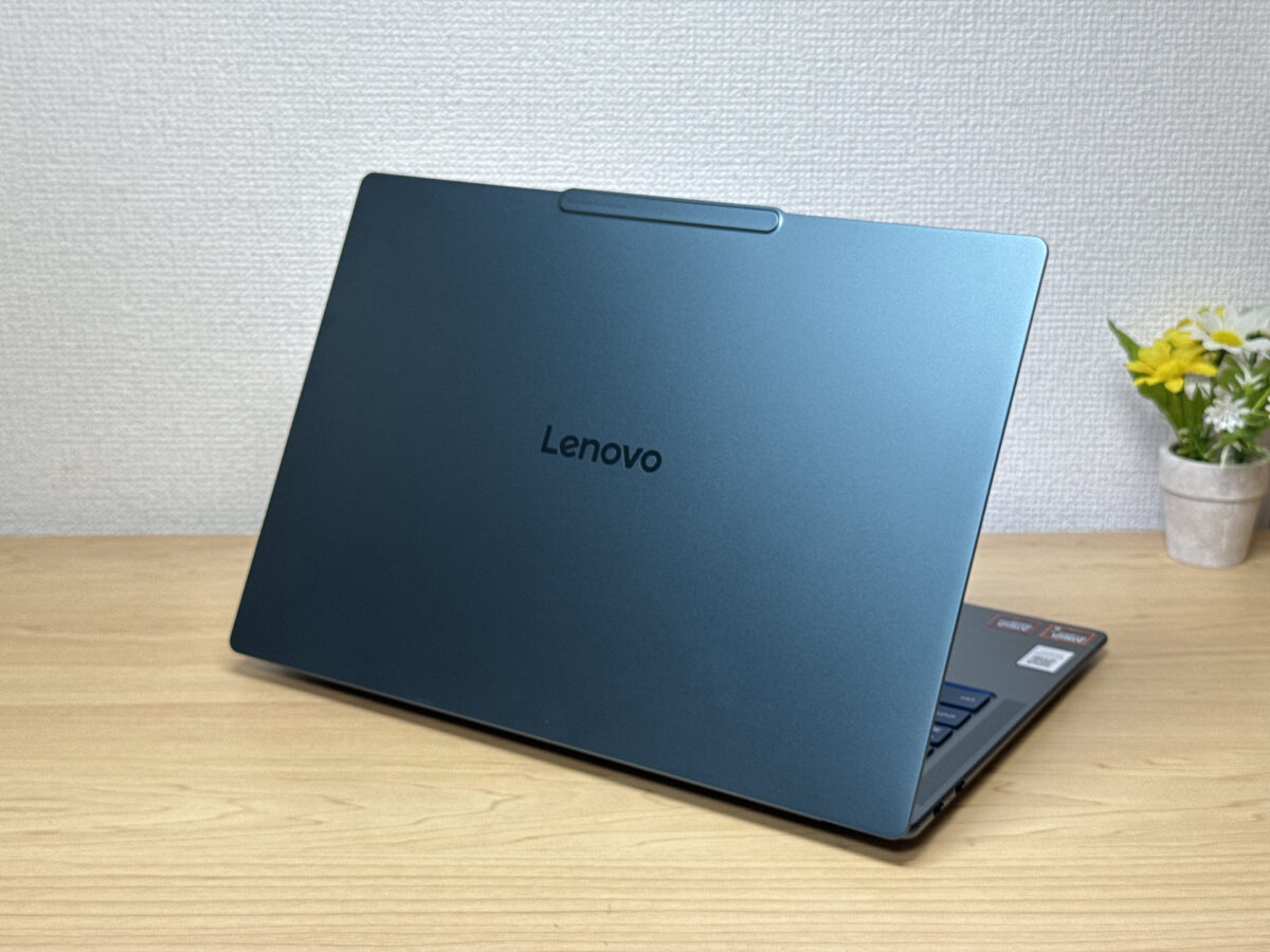 天板のLenovoロゴ、質感の良いティールカラー