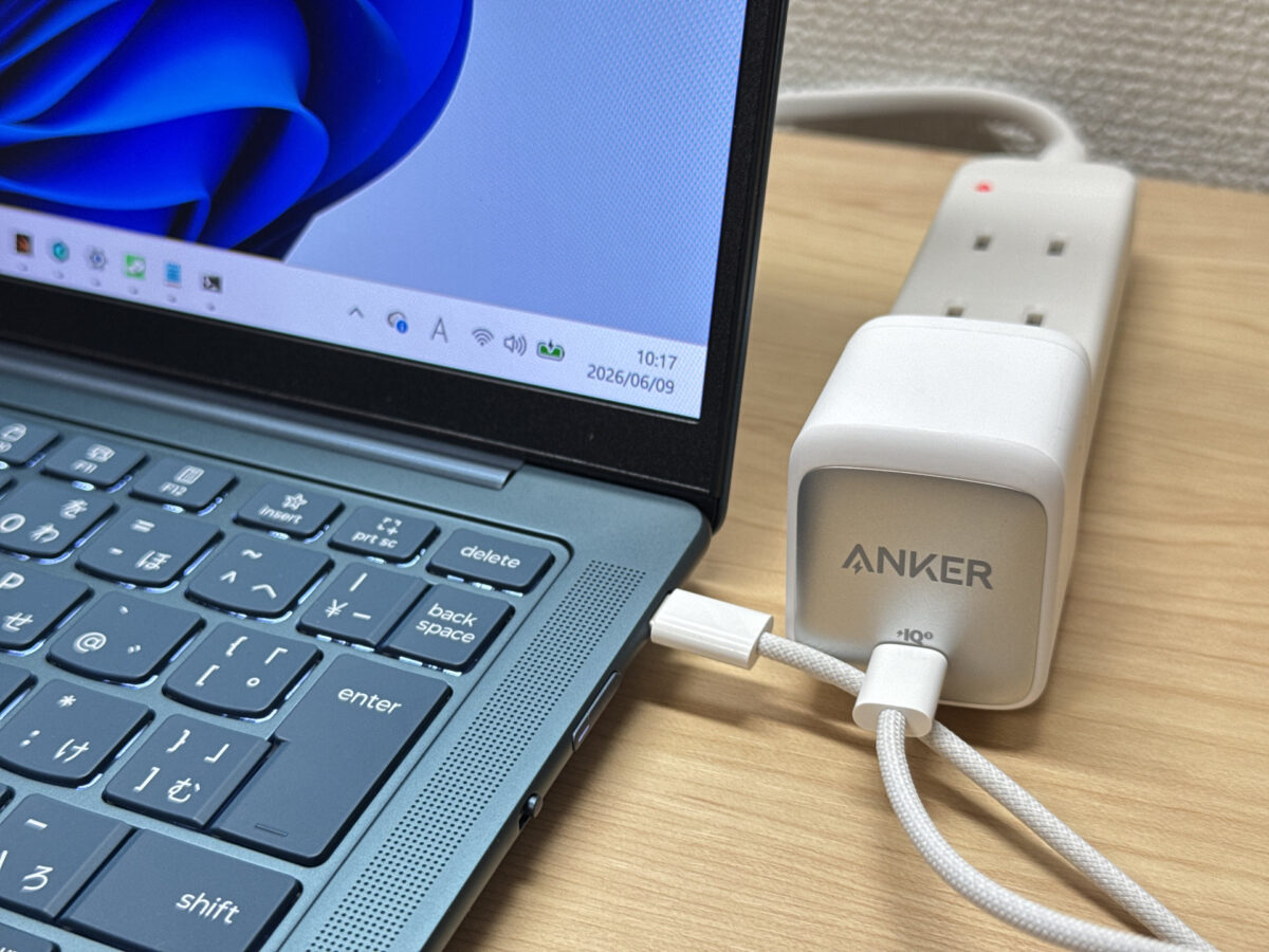 Anker製USB-C充電器で充電している様子