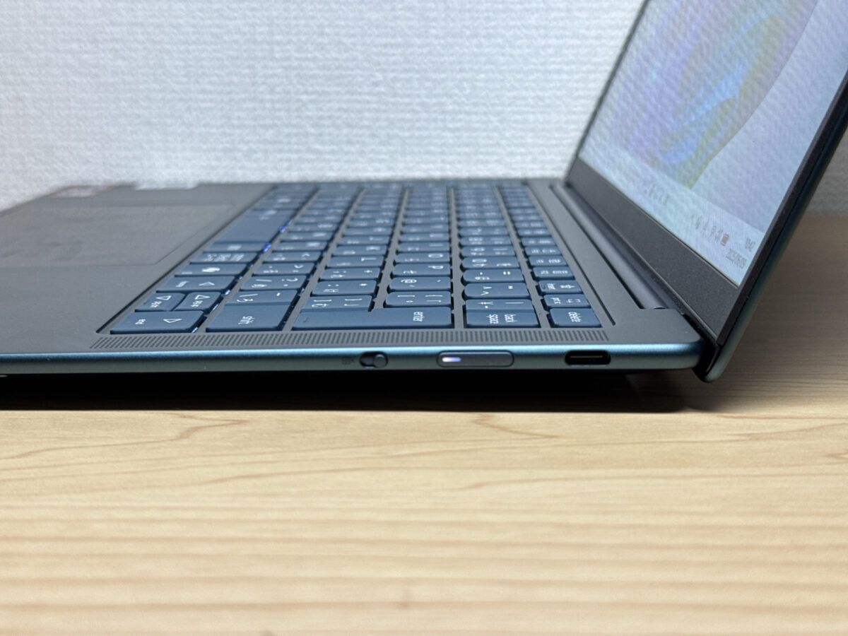 右側面のUSB-Cポートとプライバシーシャッタースイッチ