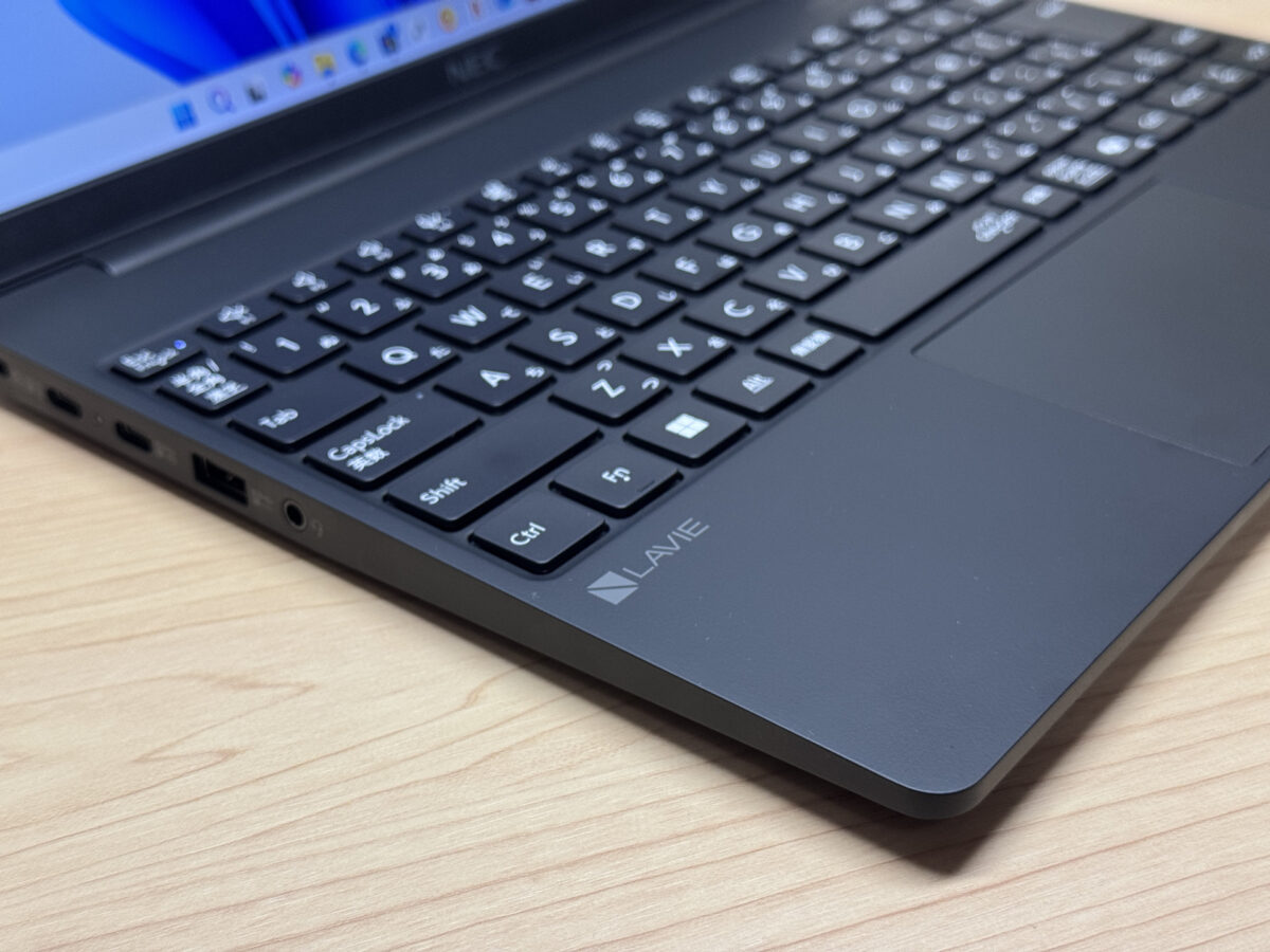 マット仕上げのパームレストとキーボード周り