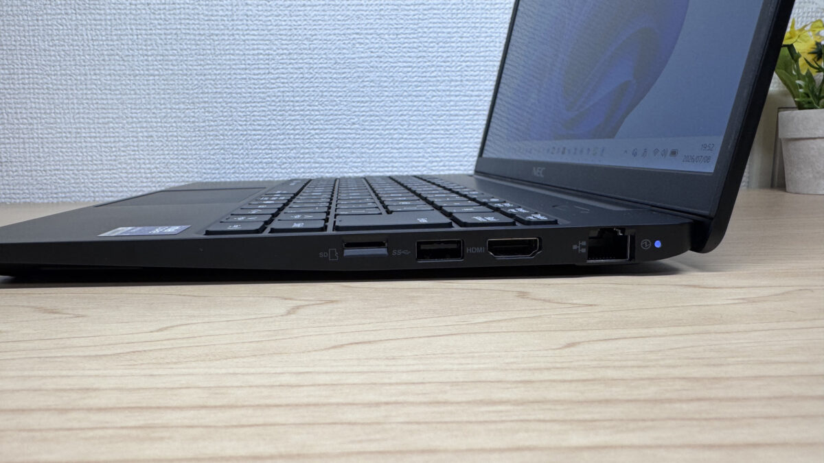 右側面のmicroSD・USB-A・HDMI・有線LAN