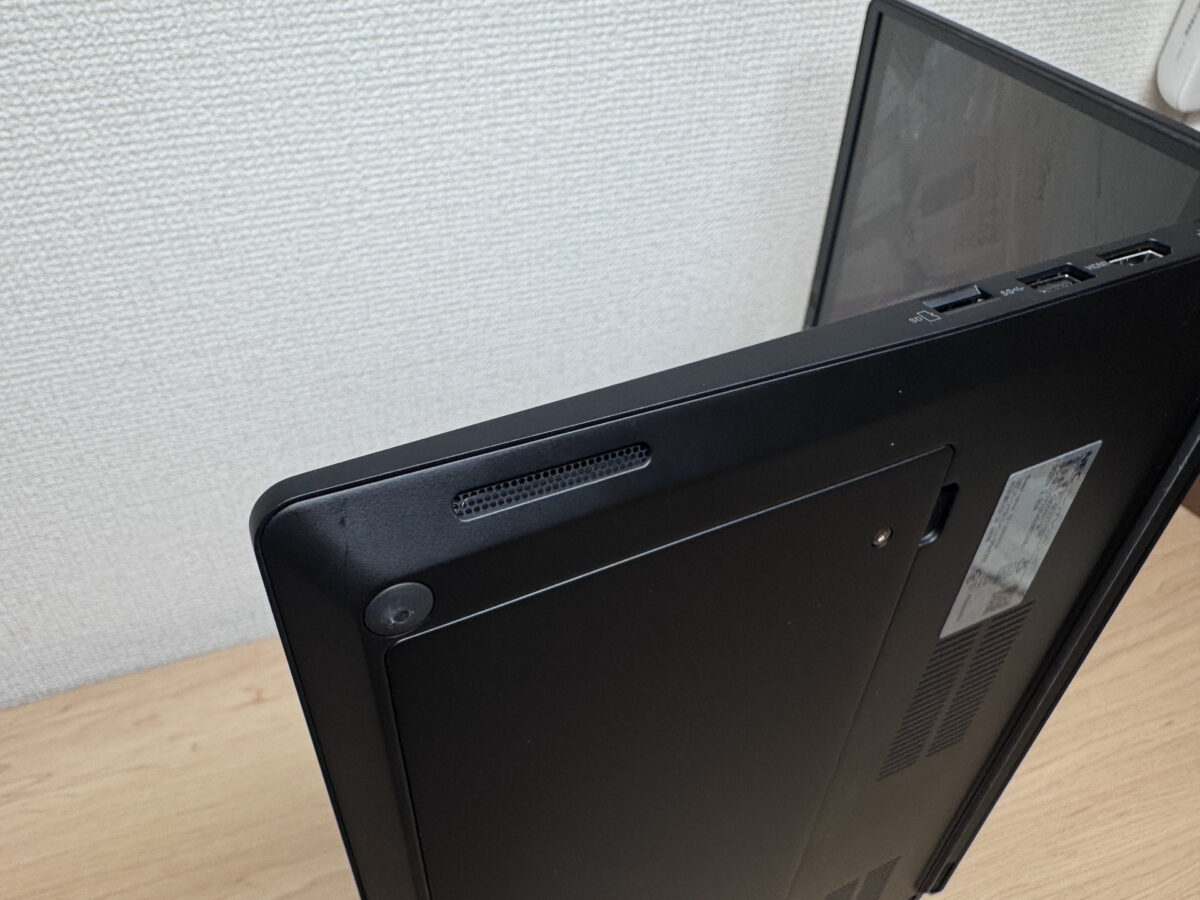 側面下部のスピーカーグリル