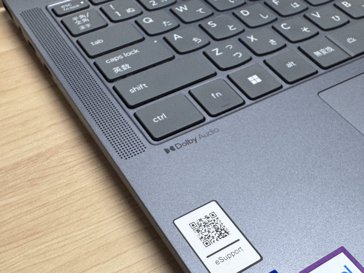 キーボード脇のスピーカー開口部アップ