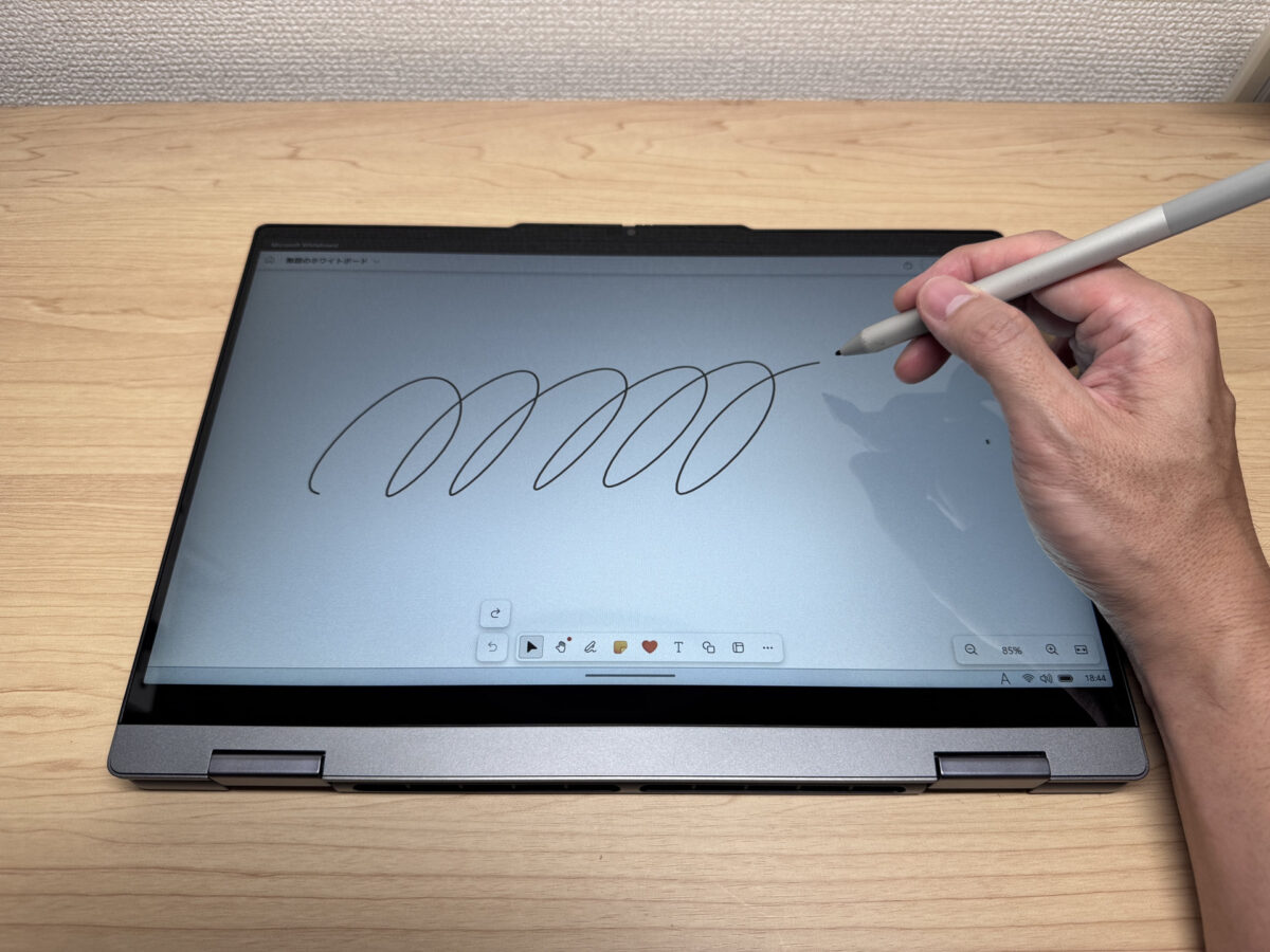 Bluetoothペンで手書き入力しているところ