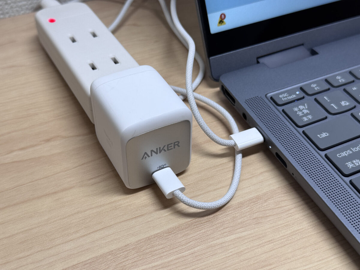 小型のAnker製USB-C充電器に接続したところ
