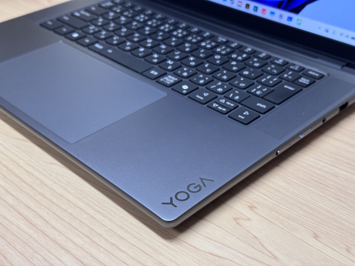 YOGAの刻印ロゴが主張しすぎず上品