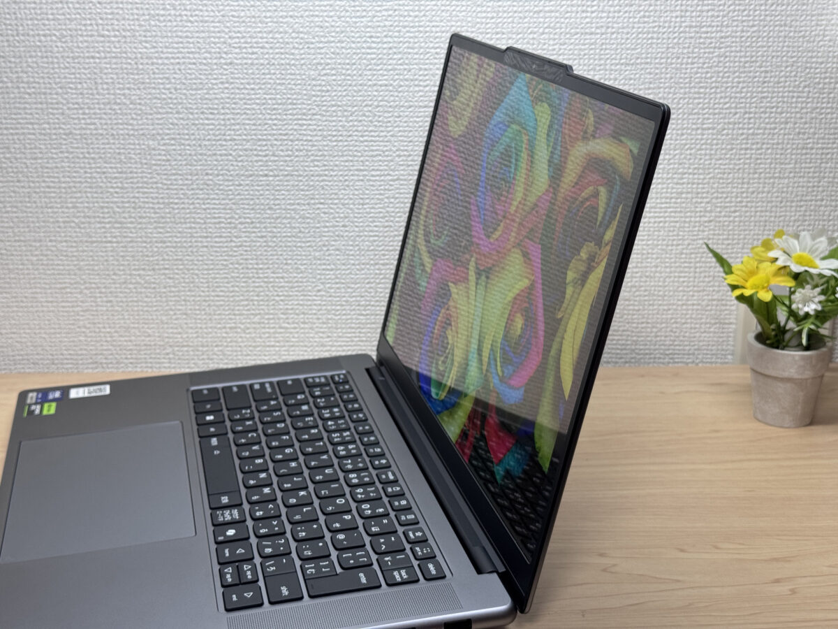 斜めから見ても発色はほぼ変わらず