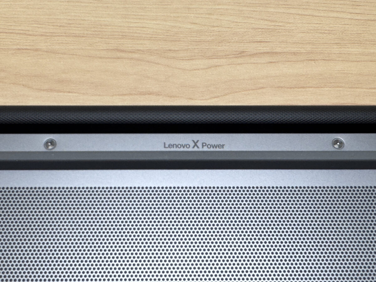 Lenovo X Powerの刻印がある排気口