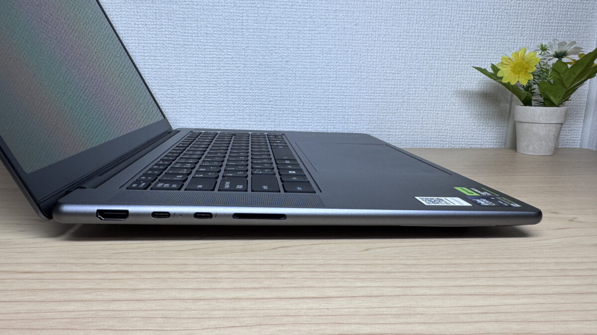 左側にHDMI・USB-C×2・SDカードスロット