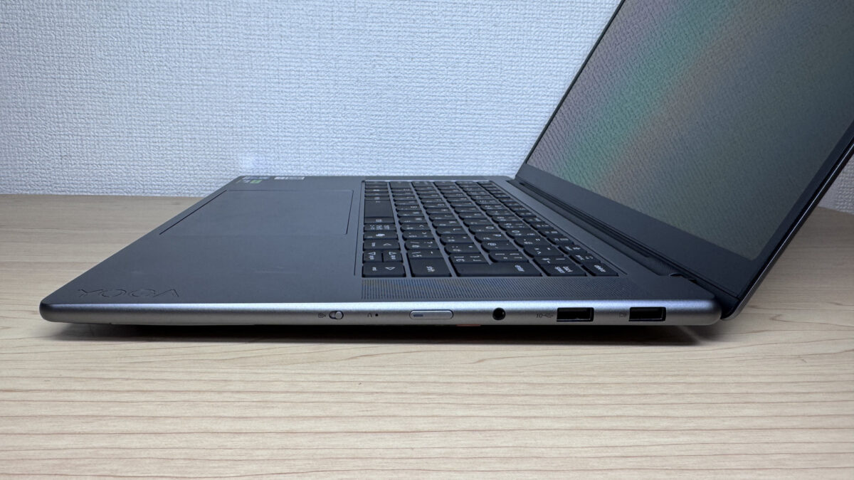 右側にUSB-A×2とプライバシーシャッタースイッチ