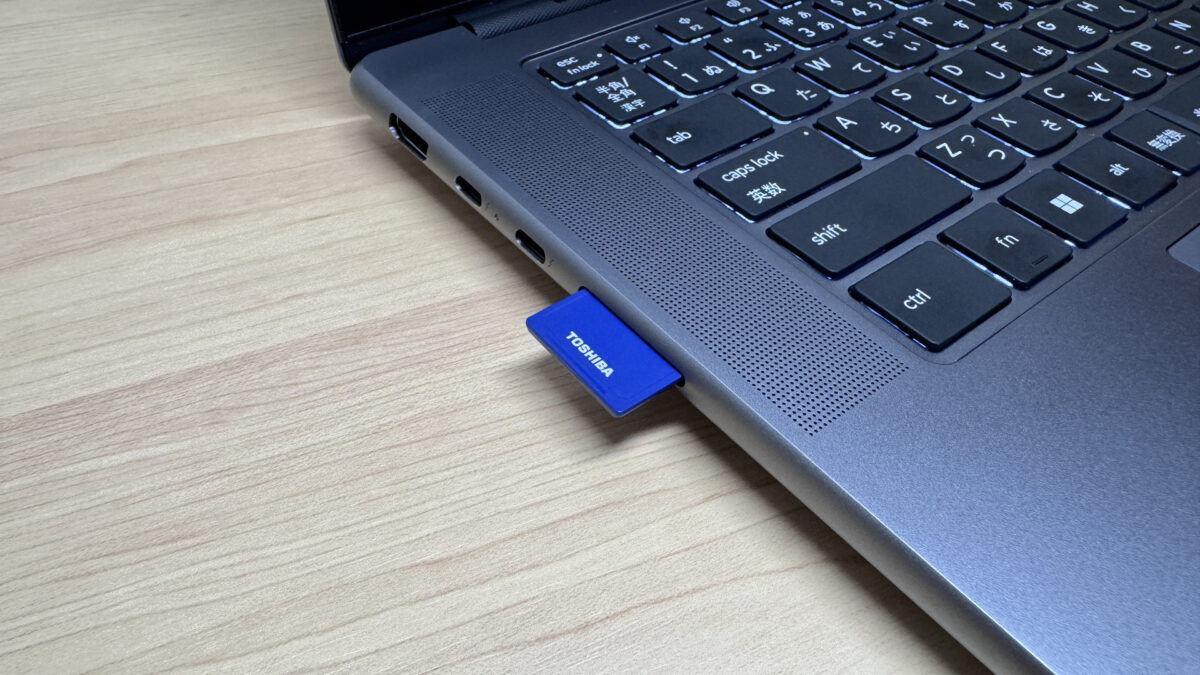 SDカードは挿すと少し出っ張る仕様