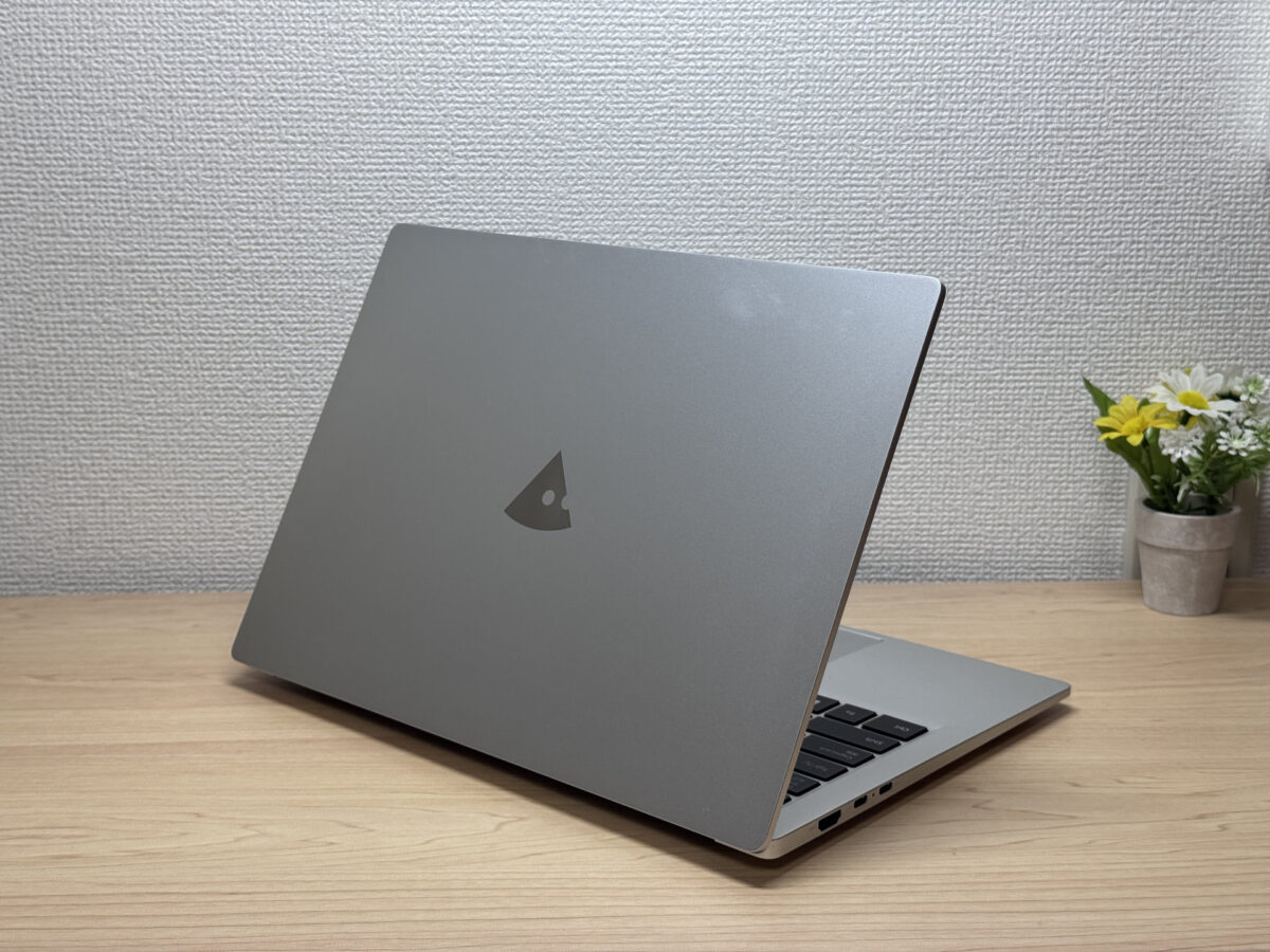 天板ロゴのアングルショット