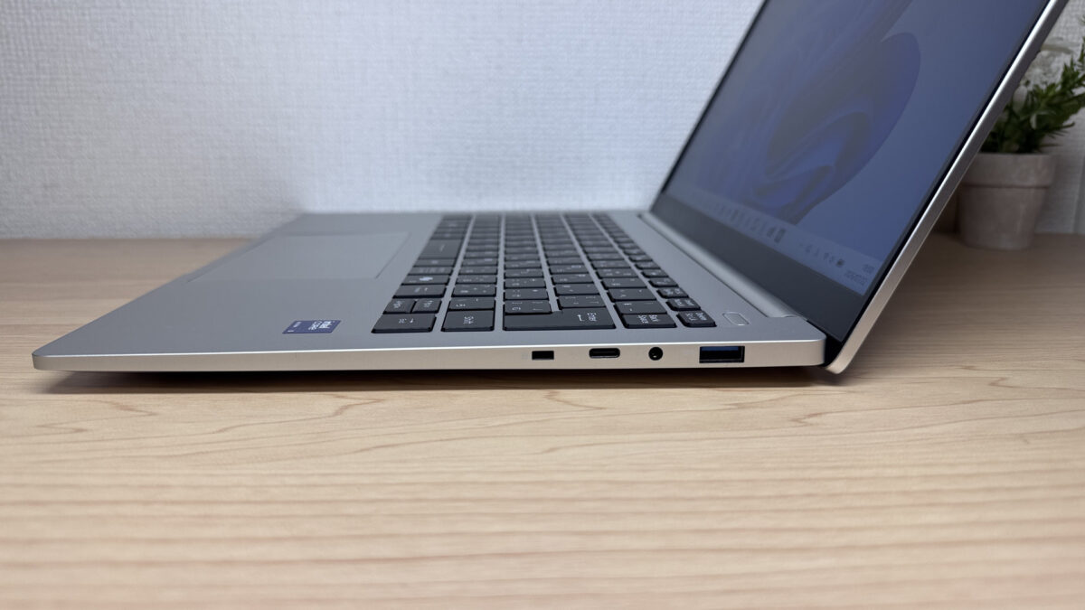 右側のUSB-A・イヤホンジャック・ケンジントンロック