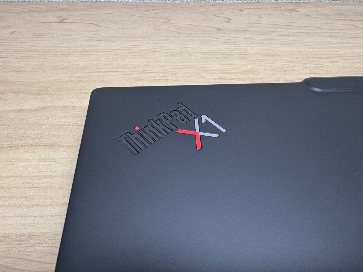 天板のThinkPad X1ロゴ