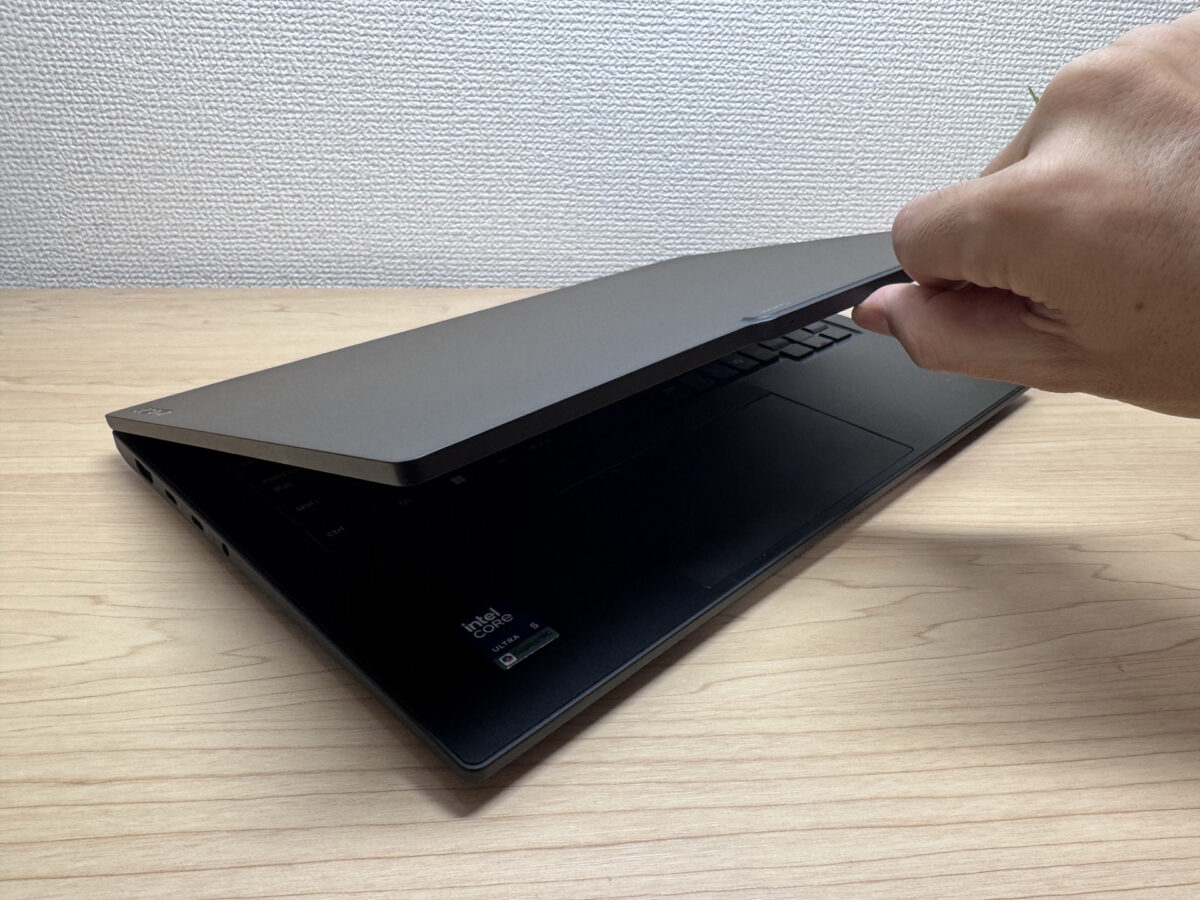 片手でカバーを開ける様子