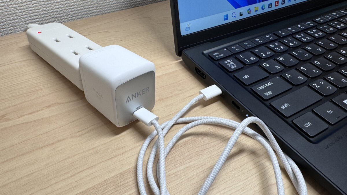 Anker製の小型USB-C充電器で充電
