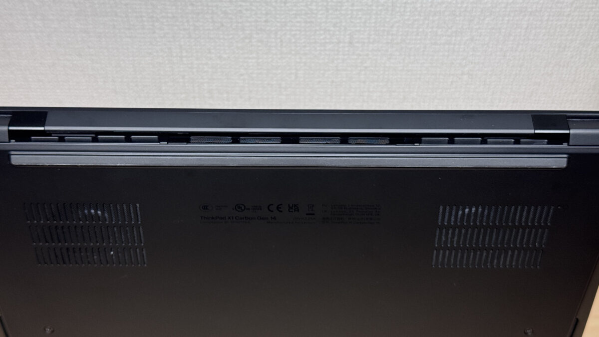 ヒンジ奥の排気口