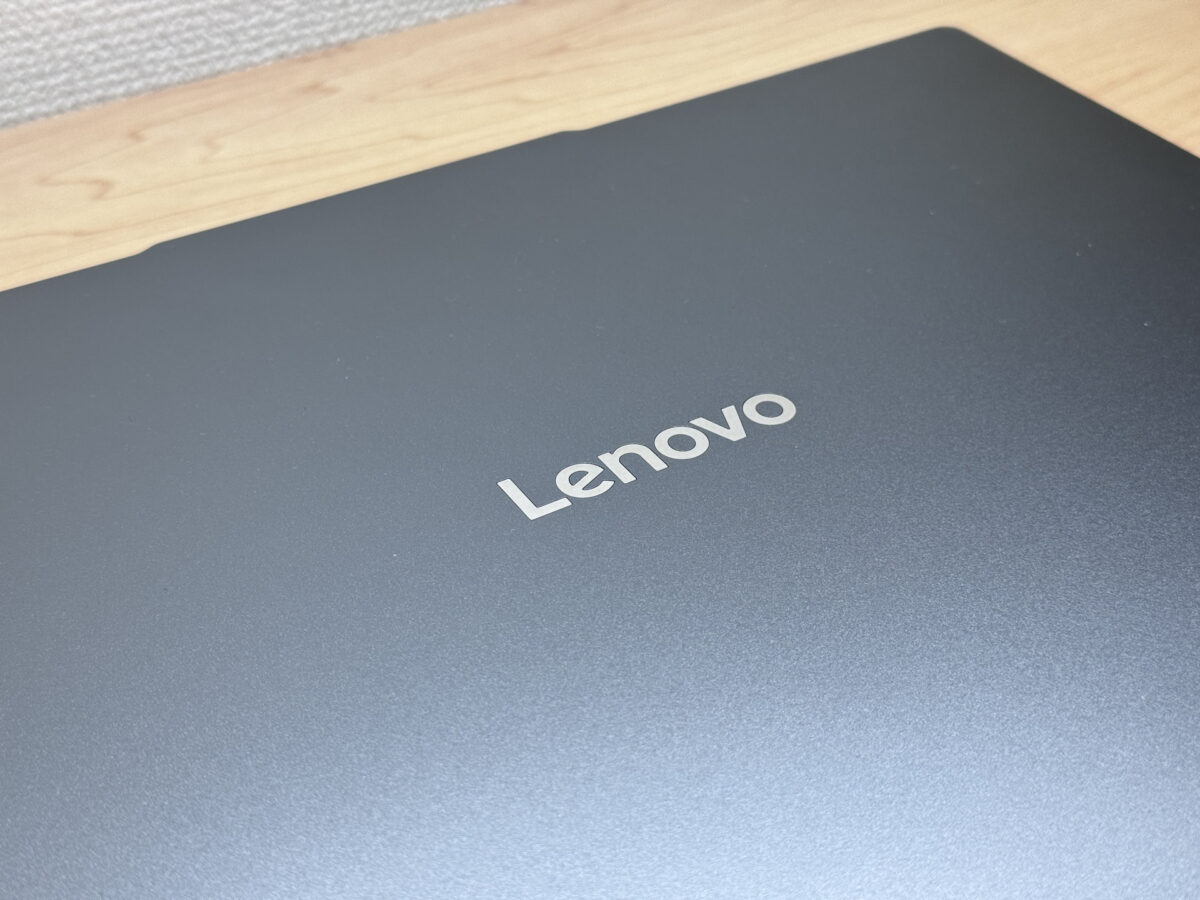 斜めから見たIdeaPad Slim 5a Gen 11
