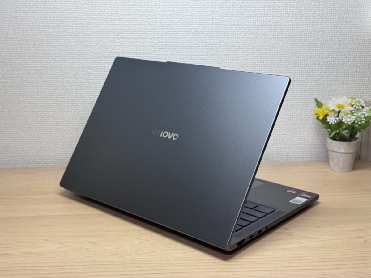 天板のLenovoロゴ