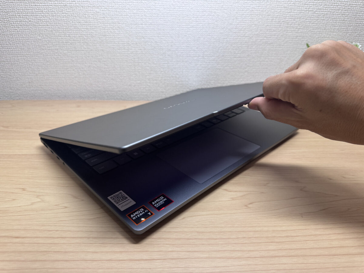 カバーを開ける様子