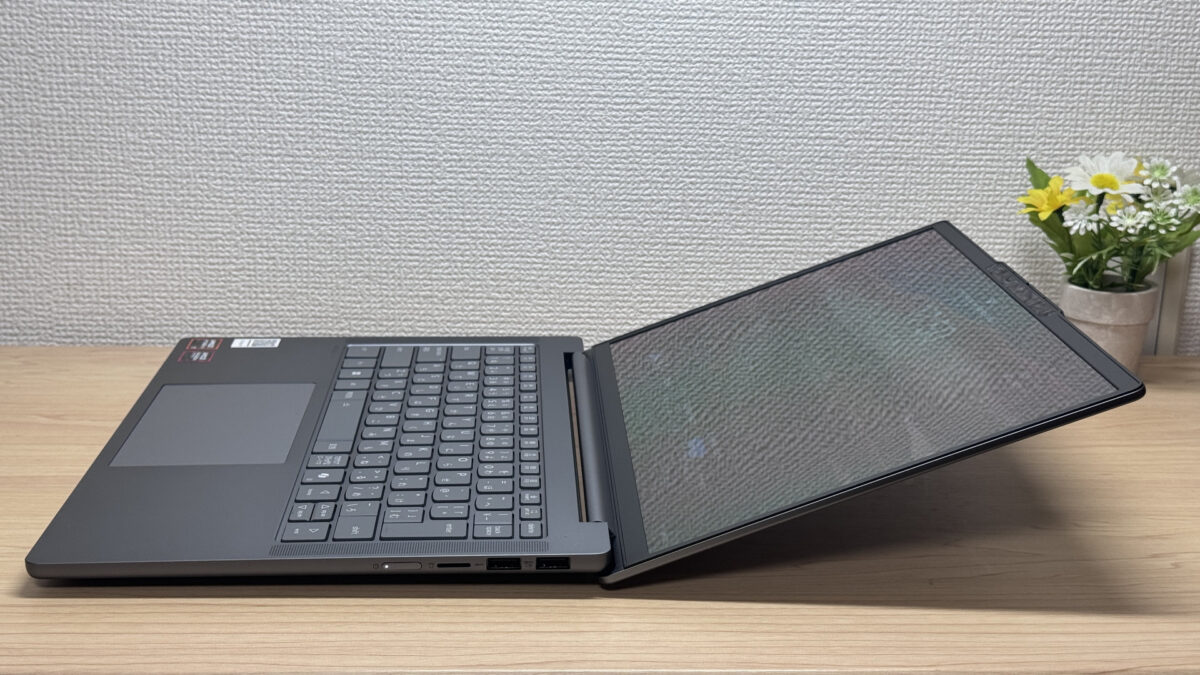 開いた状態のIdeaPad Slim 5a Gen 11