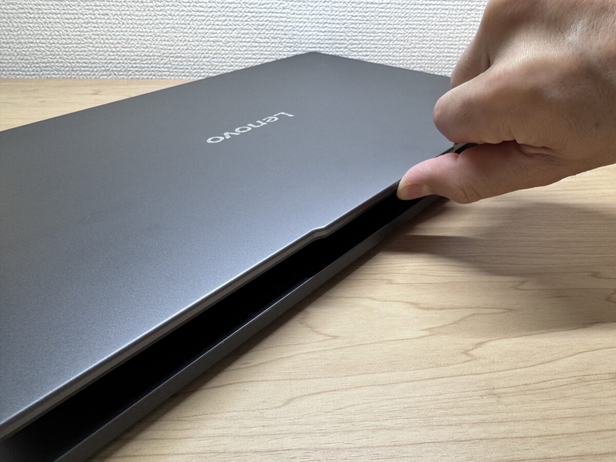 カメラ部の突起で開けやすい設計