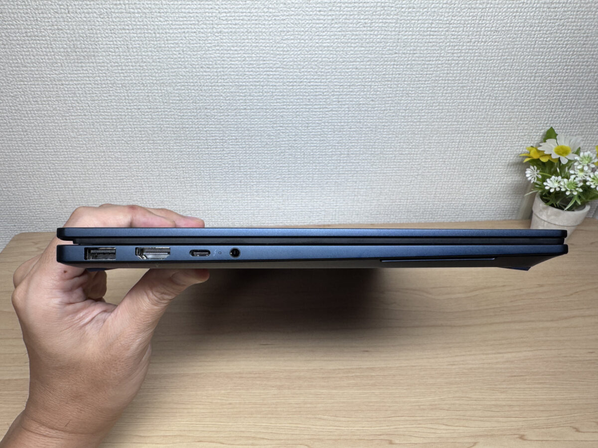 側面から見た本体の薄さ