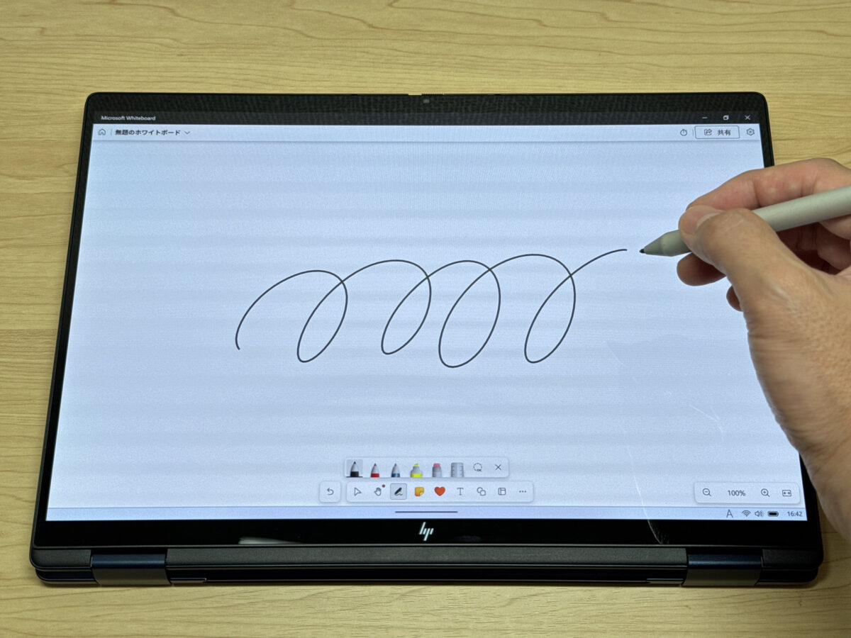 ペンでホワイトボードアプリに描く様子