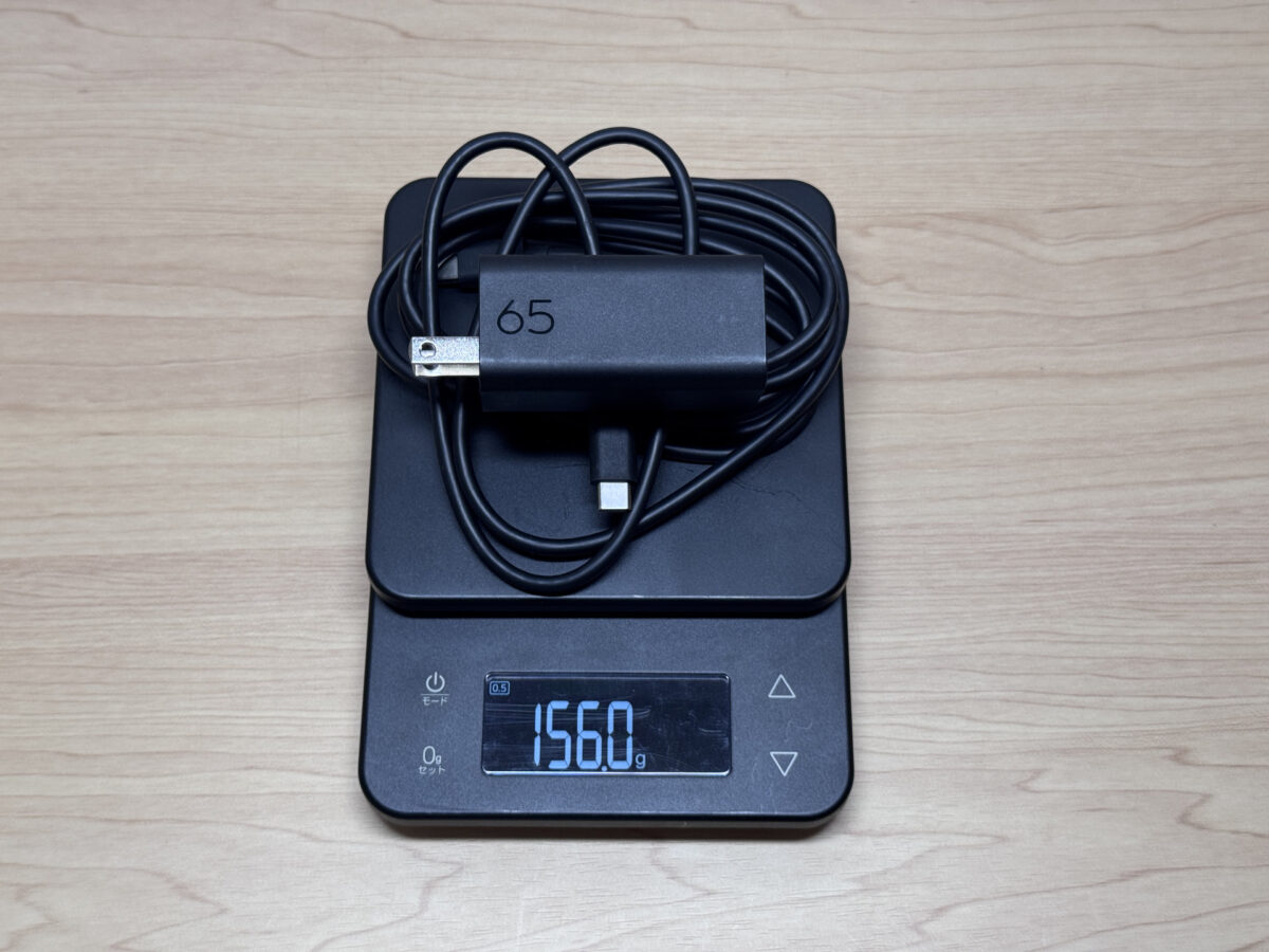 充電器をはかりで計測する様子