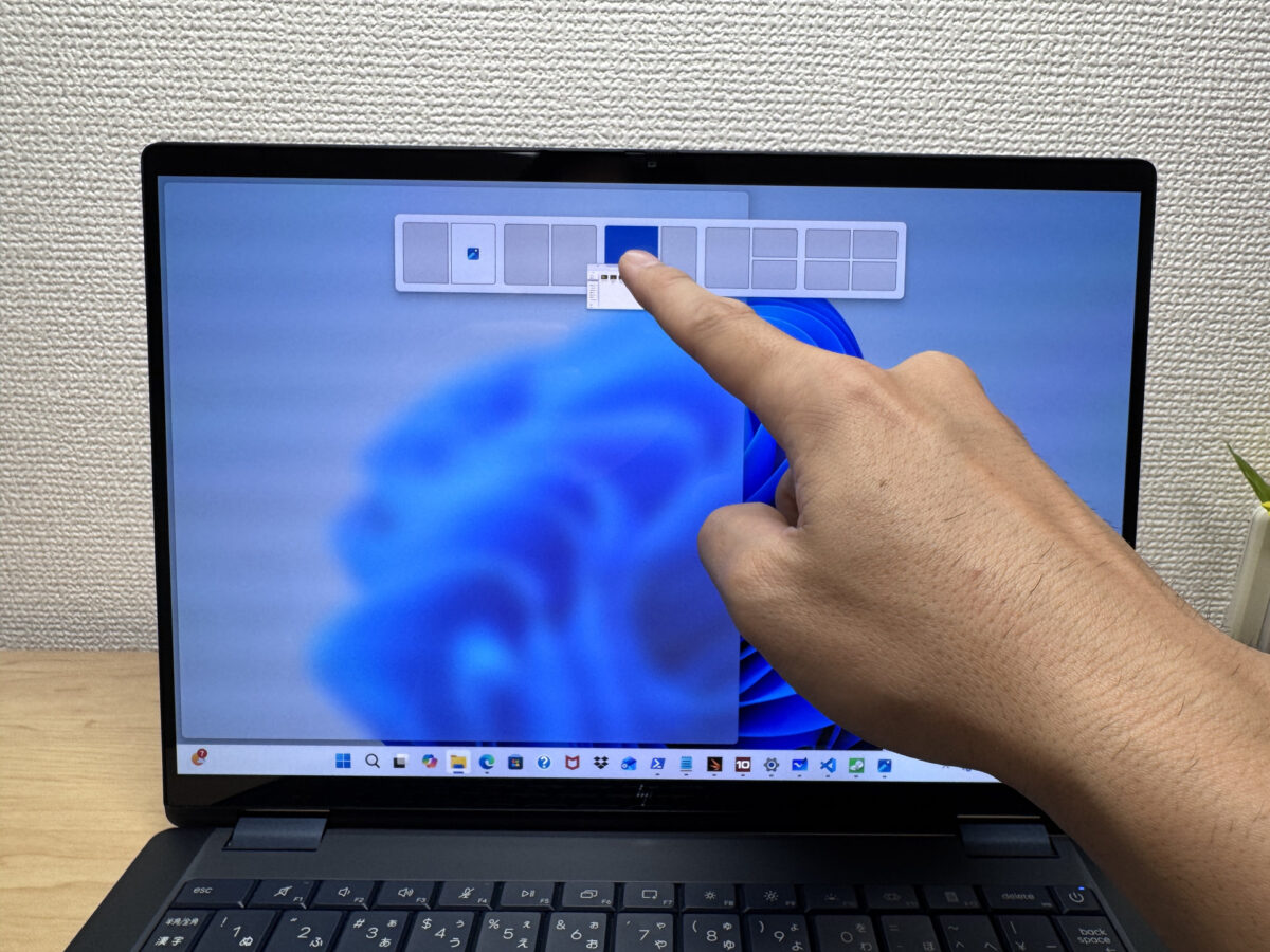 タッチパネルを指で操作する様子
