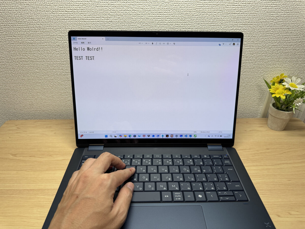 キーボードで文字を入力する様子