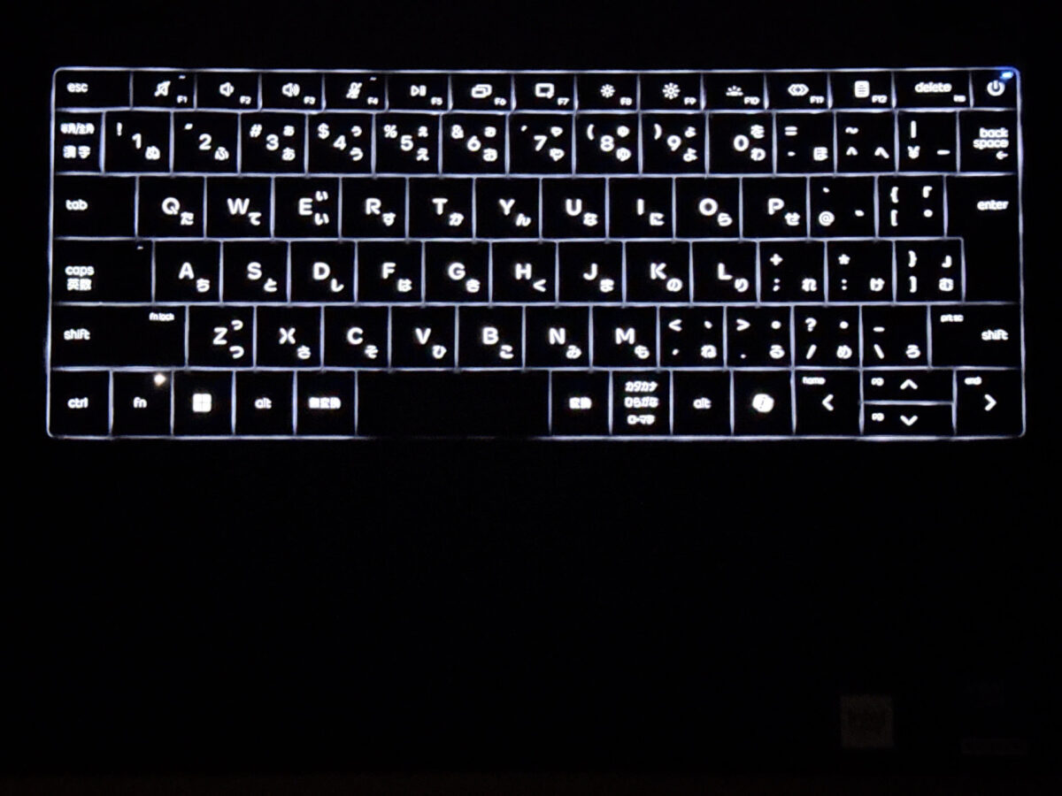 バックライトが点灯したキーボード
