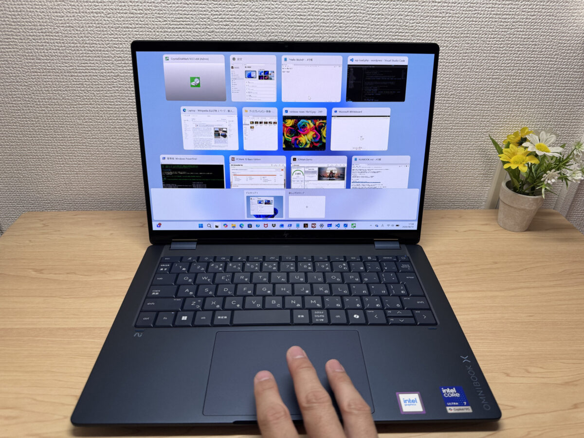 3本指でジェスチャー操作する様子