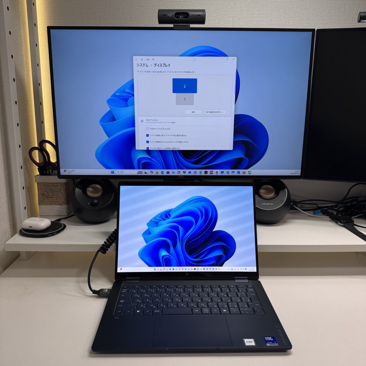 HDMIで外部ディスプレイに接続する様子